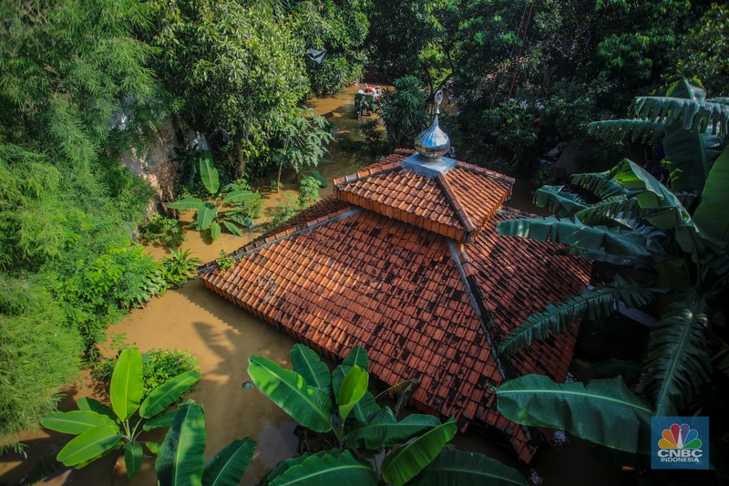 Seorang warga membersihkan rumah dari sisa-sisa banjir bandang di Desa Citeko, Kecamatan Cisarua, Jawa Barat, Senin (3/3/2025). Seorang warga membersihkan rumah dari sisa-sisa banjir bandang di Desa Citeko, Kecamatan Cisarua, Jawa Barat, Senin (3/3/2025). (CNBC Indonesia/Tri Susilo)