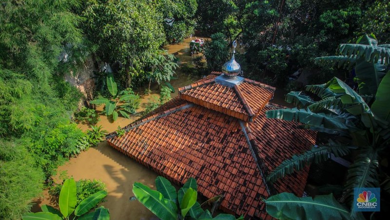 Banjir yang mana melanda kawasan Kebon Pala, Kampung Melayu, Jakarta, Senin (3/3/2025). (Universitas Adamant/Faisal Rahman)