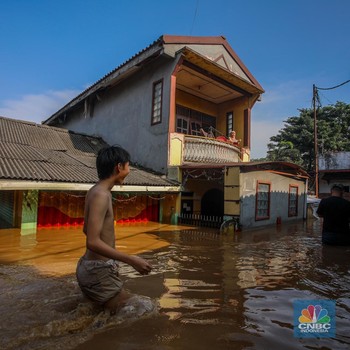 Potret Jakarta Banjir karena Ciliwung Meluap, Motor-Masjid Terendam