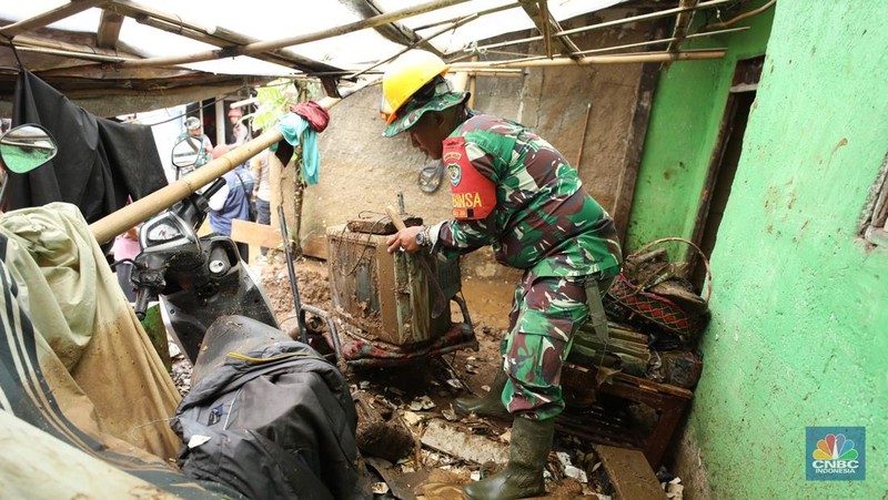 Banjir yang seperti melanda kawasan Kebon Pala, Kampung Melayu, Jakarta, Senin (3/3/2025). (Universitas Adamant/Faisal Rahman)
