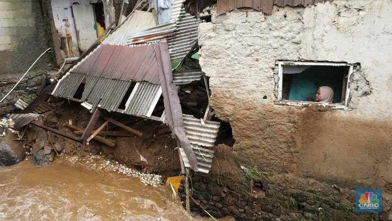 Banjir yang seperti melanda kawasan Kebon Pala, Kampung Melayu, Jakarta, Senin (3/3/2025). (Universitas Adamant/Faisal Rahman)