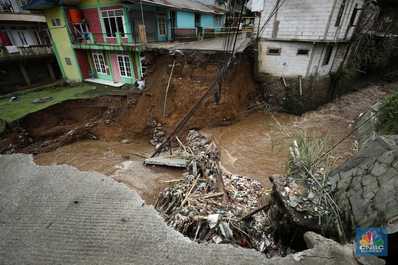 Warga membersihkan sisa-sisa lumpur dan sampah banjir yang melanda Kampung Pensiunan, Desa Tugu Selatan, Kecamatan Cisarua, Kabupaten Bogor, Jawa Barat, Senin (3/3/2025). Warga membersihkan sisa-sisa lumpur dan sampah banjir yang melanda Kampung Pensiunan, Desa Tugu Selatan, Kecamatan Cisarua, Kabupaten Bogor, Jawa Barat, Senin (3/3/2025). (CNBC Indonesia/Tri Susilo)