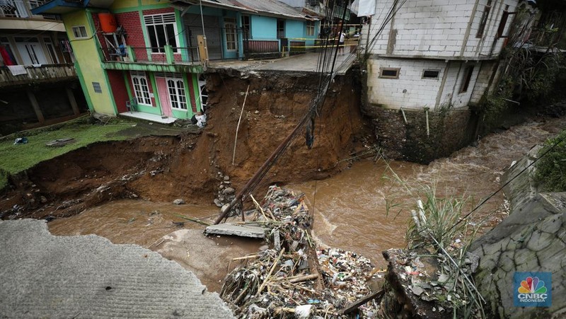 Banjir apa melanda kawasan Kebon Pala, Kampung Melayu, Jakarta, Senin (3/3/2025). (Universitas Adamant/Faisal Rahman)