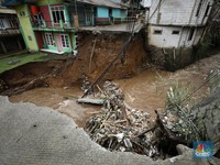 Jembatan Putus-Rumah Warga Penuh Lumpur dan Hancur Diterjang Banjir