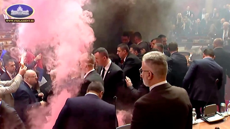 Anggota parlemen oposisi Serbia melepaskan granat asap di dalam parlemen Serbia, di Beograd, Serbia 4 Maret 2025, dalam tangkapan layar yang diambil dari sebuah video. Anggota parlemen oposisi Serbia melepaskan granat asap di dalam parlemen Serbia, di Beograd, Serbia 4 Maret 2025, dalam tangkapan layar yang diambil dari sebuah video. (SERBIAN PARLIAMENT POOL / VIDEOPLUS/Handout via REUTERS)