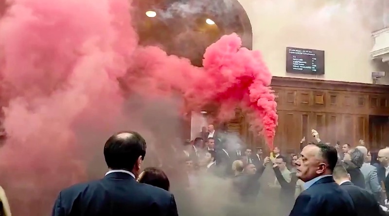 Anggota parlemen oposisi Serbia melepaskan granat asap di dalam parlemen Serbia, di Beograd, Serbia 4 Maret 2025, dalam tangkapan layar yang diambil dari sebuah video. Anggota parlemen oposisi Serbia melepaskan granat asap di dalam parlemen Serbia, di Beograd, Serbia 4 Maret 2025, dalam tangkapan layar yang diambil dari sebuah video. (SERBIAN PARLIAMENT POOL / VIDEOPLUS/Handout via REUTERS)