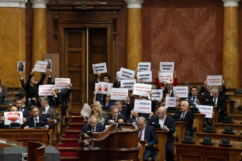 Anggota parlemen oposisi Serbia melepaskan granat asap di dalam parlemen Serbia, di Beograd, Serbia 4 Maret 2025, dalam tangkapan layar yang diambil dari sebuah video. Anggota parlemen oposisi Serbia melepaskan granat asap di dalam parlemen Serbia, di Beograd, Serbia 4 Maret 2025, dalam tangkapan layar yang diambil dari sebuah video. (SERBIAN PARLIAMENT POOL / VIDEOPLUS/Handout via REUTERS)