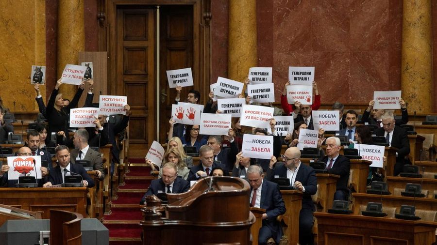 Anggota parlemen oposisi Serbia melepaskan granat asap di dalam parlemen Serbia, di Beograd, Serbia 4 Maret 2025, dalam tangkapan layar yang diambil dari sebuah video. (SERBIAN PARLIAMENT POOL / VIDEOPLUS/Handout via REUTERS)