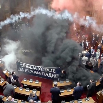 Potret Chaos di Parlemen Serbia, Oposisi Lempar Gas Air Mata