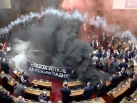 Potret Chaos di Parlemen Serbia, Oposisi Lempar Gas Air Mata