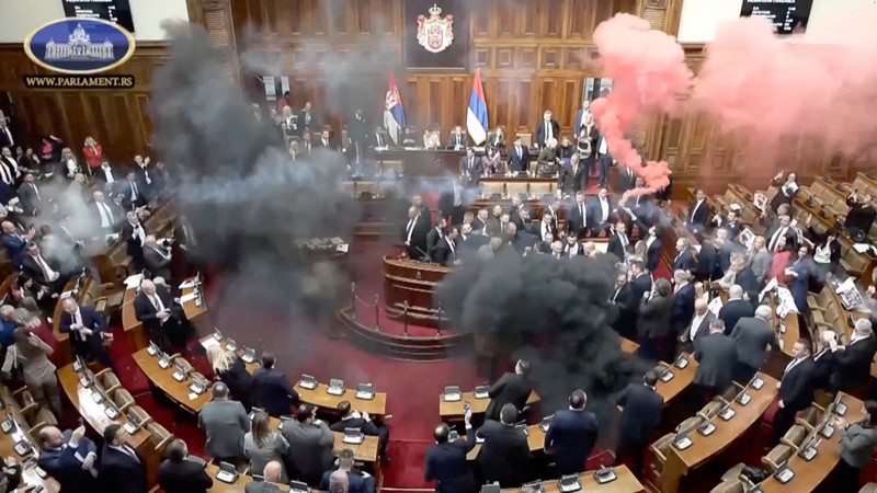 Anggota parlemen oposisi Serbia melepaskan granat asap di dalam parlemen Serbia, di Beograd, Serbia 4 Maret 2025, dalam tangkapan layar yang diambil dari sebuah video. Anggota parlemen oposisi Serbia melepaskan granat asap di dalam parlemen Serbia, di Beograd, Serbia 4 Maret 2025, dalam tangkapan layar yang diambil dari sebuah video. (SERBIAN PARLIAMENT POOL / VIDEOPLUS/Handout via REUTERS)