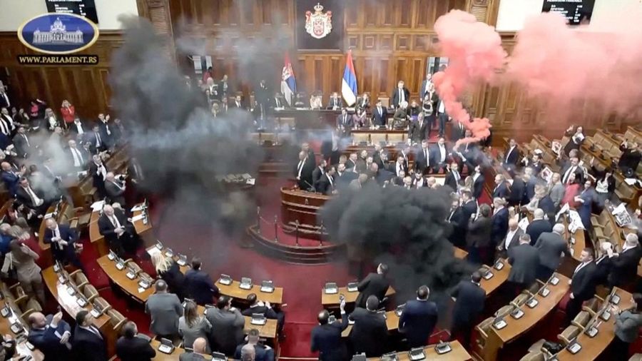 Anggota parlemen oposisi Serbia melepaskan granat asap di dalam parlemen Serbia, di Beograd, Serbia 4 Maret 2025, dalam tangkapan layar yang diambil dari sebuah video. (SERBIAN PARLIAMENT POOL / VIDEOPLUS/Handout via REUTERS)