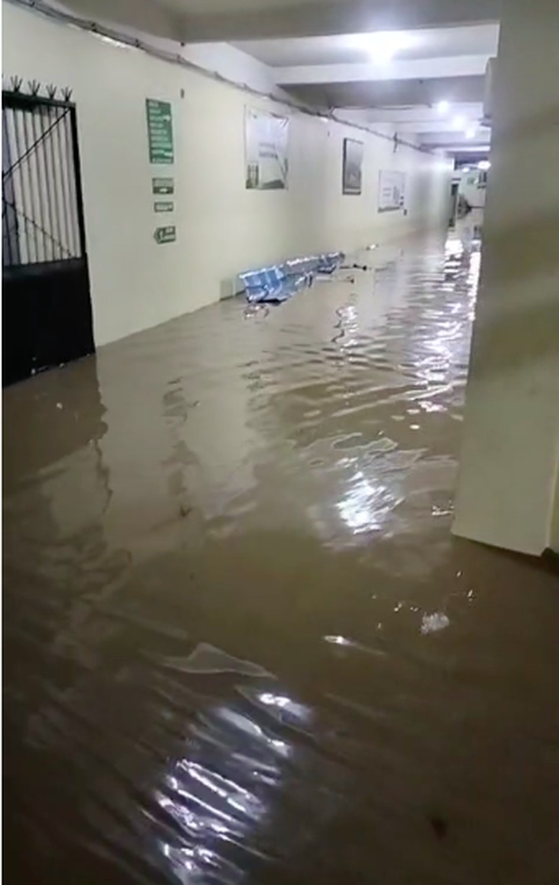 Polri Sat Lantas Jakbar melaksanakan pengaturan arus lalu lintas di Jl Daan Mogot depan Aqua arah Cengkareng arus lalu lintas Padat. (X/TMC Polda) Polri Sat Lantas Jakbar melaksanakan pengaturan arus lalu lintas di Jl Daan Mogot depan Aqua arah Cengkareng arus lalu lintas Padat. (X/TMC Polda)