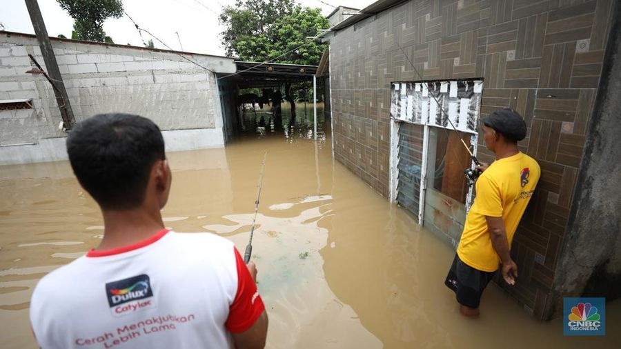 Banjir merendam Perumahan Asri Sawangan, Depok, Jawa Barat, Selasa (4/3/2025).  Tinggi air di wilayah tersebut mencapai 1,5 meter hingga 2 meter. (CNBC Indonesia/Tri Susilo)