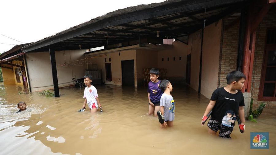Banjir merendam Perumahan Asri Sawangan, Depok, Jawa Barat, Selasa (4/3/2025).  Tinggi air di wilayah tersebut mencapai 1,5 meter hingga 2 meter. (CNBC Indonesia/Tri Susilo)