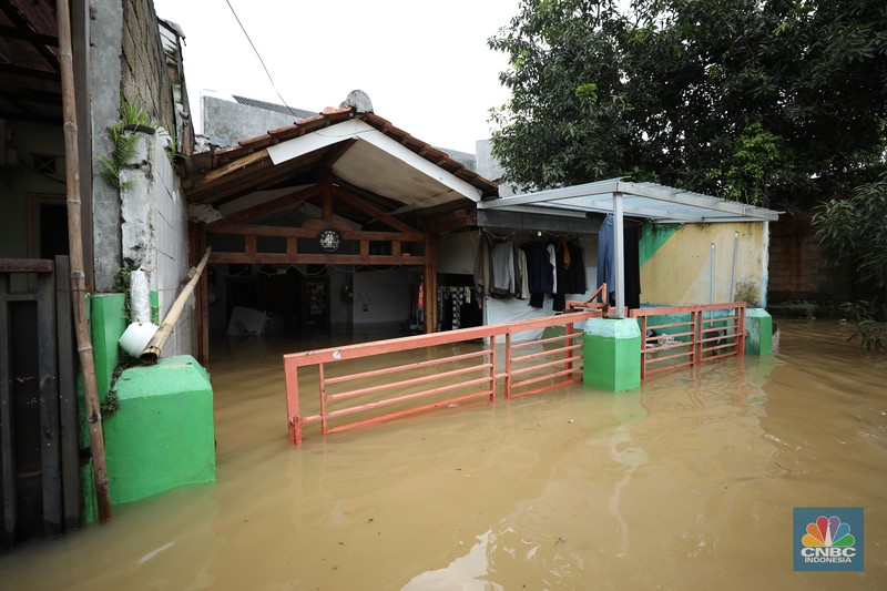 Banjir Depok Banjir merendam Perumahan Asri Sawangan, Depok, Jawa Barat, Selasa (4/3/2025). Tinggi air di wilayah tersebut mencapai 1,5 meter hingga 2 meter. (CNBC Indonesia/Tri Susilo)