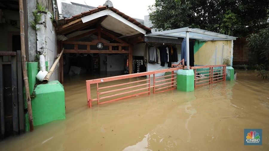 Banjir merendam Perumahan Asri Sawangan, Depok, Jawa Barat, Selasa (4/3/2025).  Tinggi air di wilayah tersebut mencapai 1,5 meter hingga 2 meter. (CNBC Indonesia/Tri Susilo)