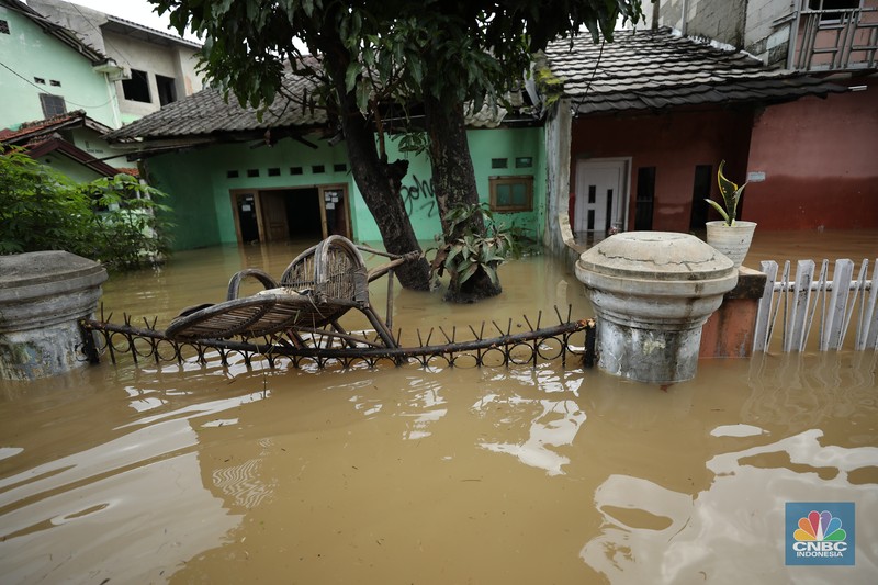 Banjir merendam Perumahan Asri Sawangan, Depok, Jawa Barat, Selasa (4/3/2025).  Tinggi air di wilayah tersebut mencapai 1,5 meter hingga 2 meter. (CNBC Indonesia/Tri Susilo)