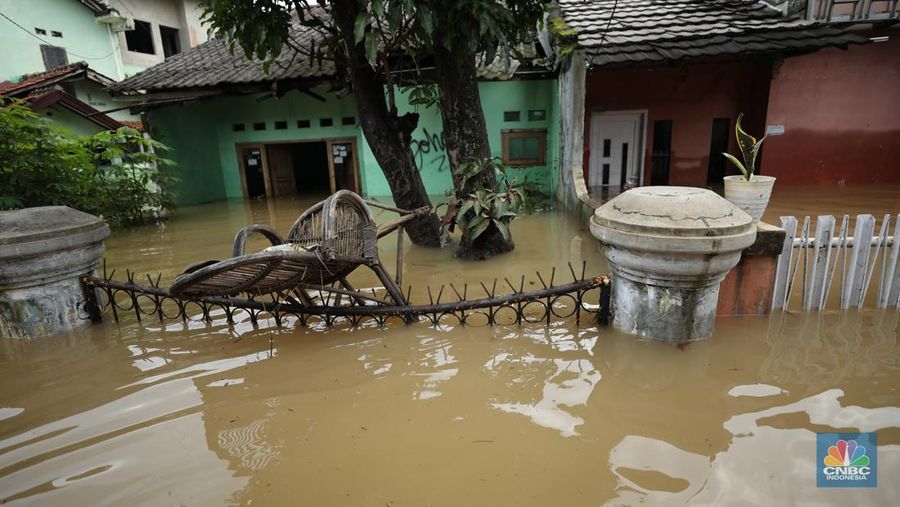 Banjir merendam Perumahan Asri Sawangan, Depok, Jawa Barat, Selasa (4/3/2025).  Tinggi air di wilayah tersebut mencapai 1,5 meter hingga 2 meter. (CNBC Indonesia/Tri Susilo)