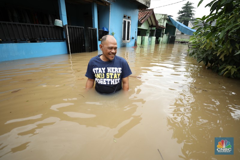 Banjir merendam Perumahan Asri Sawangan, Depok, Jawa Barat, Selasa (4/3/2025).  Tinggi air di wilayah tersebut mencapai 1,5 meter hingga 2 meter. (CNBC Indonesia/Tri Susilo)