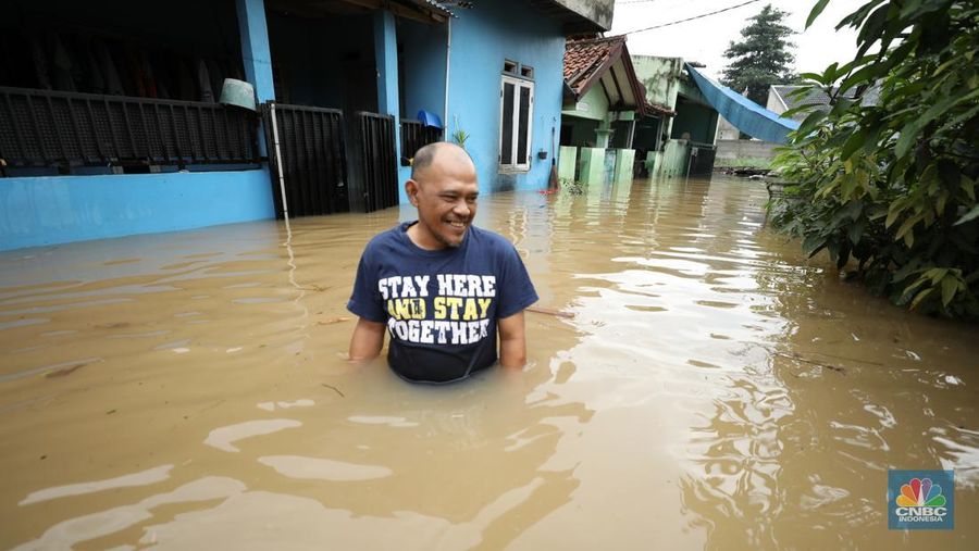 Banjir merendam Perumahan Asri Sawangan, Depok, Jawa Barat, Selasa (4/3/2025).  Tinggi air di wilayah tersebut mencapai 1,5 meter hingga 2 meter. (CNBC Indonesia/Tri Susilo)