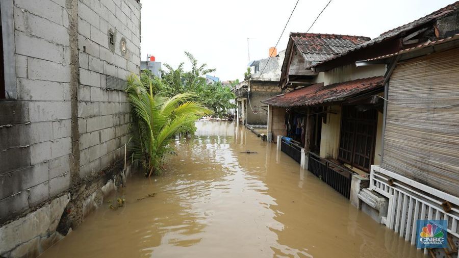 Banjir merendam Perumahan Asri Sawangan, Depok, Jawa Barat, Selasa (4/3/2025).  Tinggi air di wilayah tersebut mencapai 1,5 meter hingga 2 meter. (CNBC Indonesia/Tri Susilo)