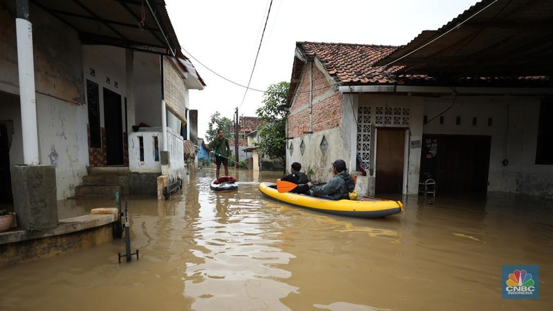 Seorang warga membersihkan rumah dari sisa-sisa banjir bandang di Desa Citeko, Kecamatan Cisarua, Jawa Barat, Senin (3/3/2025). (վ/Tri Susilo)