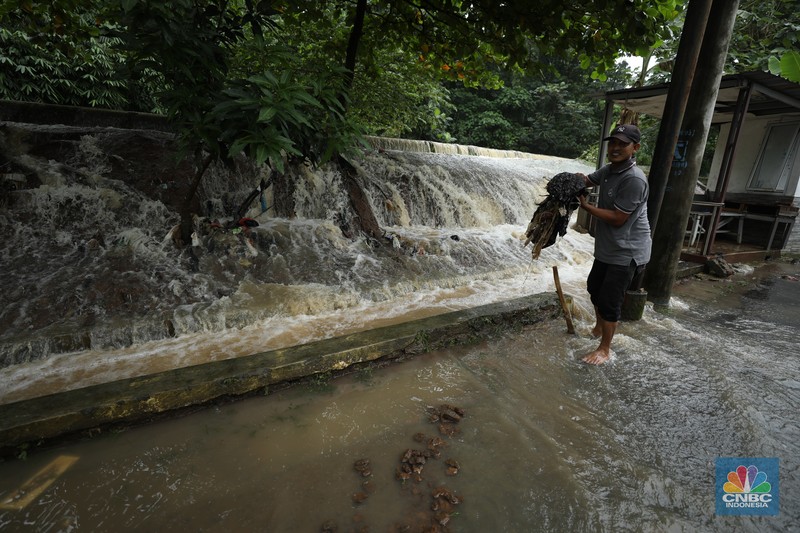 Banjir merendam Perumahan Asri Sawangan, Depok, Jawa Barat, Selasa (4/3/2025).  Tinggi air di wilayah tersebut mencapai 1,5 meter hingga 2 meter. (CNBC Indonesia/Tri Susilo)