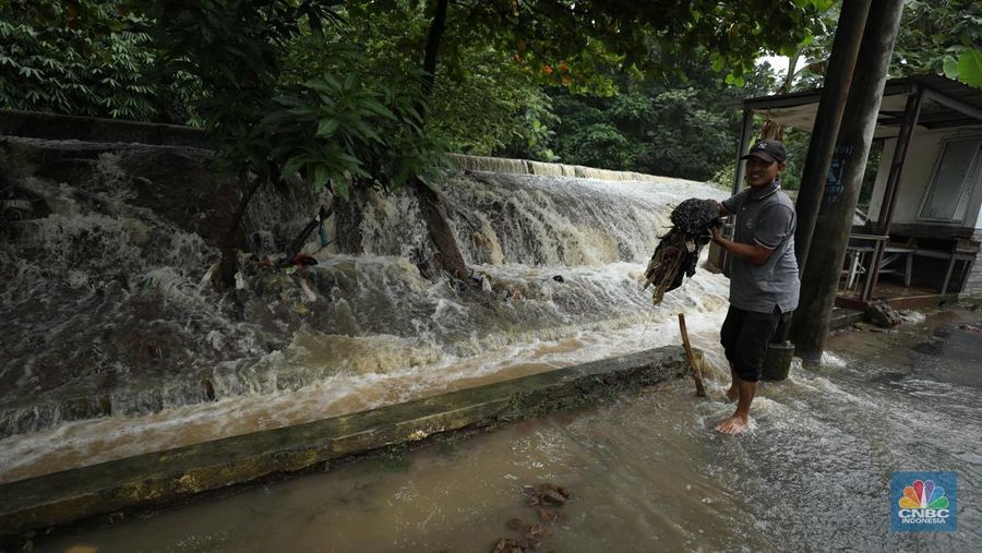 Banjir merendam Perumahan Asri Sawangan, Depok, Jawa Barat, Selasa (4/3/2025).  Tinggi air di wilayah tersebut mencapai 1,5 meter hingga 2 meter. (CNBC Indonesia/Tri Susilo)