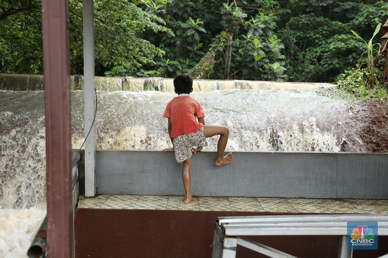 Banjir merendam Perumahan Asri Sawangan, Depok, Jawa Barat, Selasa (4/3/2025).  Tinggi air di wilayah tersebut mencapai 1,5 meter hingga 2 meter. (CNBC Indonesia/Tri Susilo)