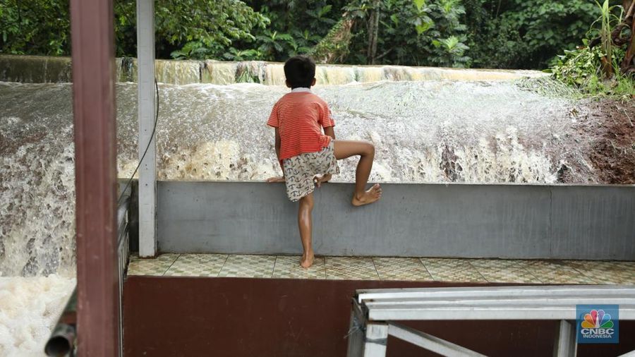 Banjir merendam Perumahan Asri Sawangan, Depok, Jawa Barat, Selasa (4/3/2025).  Tinggi air di wilayah tersebut mencapai 1,5 meter hingga 2 meter. (CNBC Indonesia/Tri Susilo)