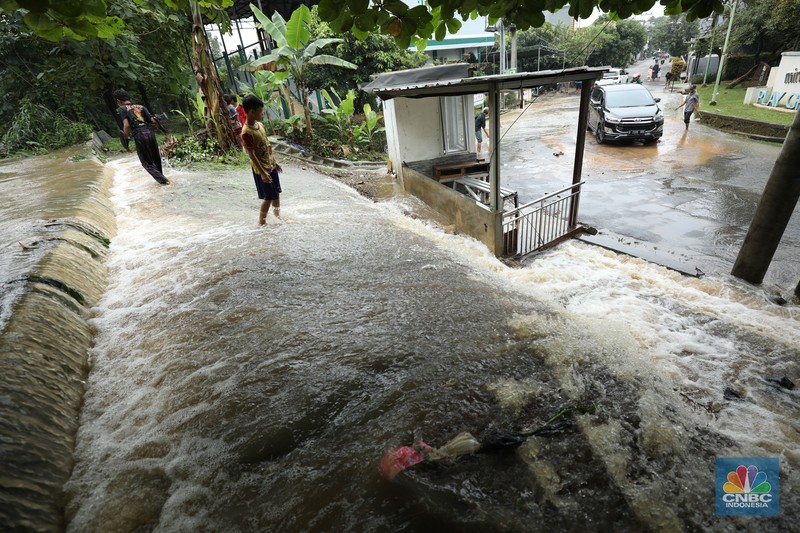 Banjir merendam Perumahan Asri Sawangan, Depok, Jawa Barat, Selasa (4/3/2025).  Tinggi air di wilayah tersebut mencapai 1,5 meter hingga 2 meter. (CNBC Indonesia/Tri Susilo)