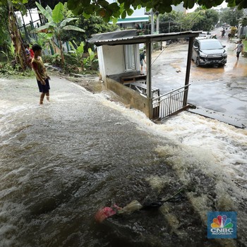 Potret Banjir Rendam Sejumlah Titik Perumahan di Depok