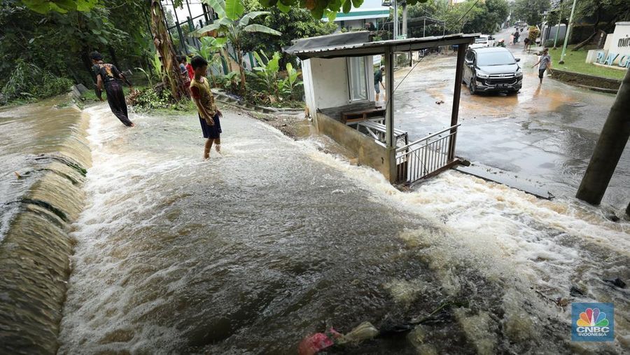 Banjir merendam Perumahan Asri Sawangan, Depok, Jawa Barat, Selasa (4/3/2025).  Tinggi air di wilayah tersebut mencapai 1,5 meter hingga 2 meter. (CNBC Indonesia/Tri Susilo)