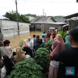 Banjir Depok dan Tangsel, Rumah Warga Sampai Jebol