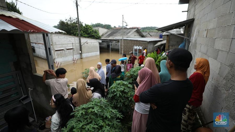 Banjir merendam Perumahan Asri Sawangan, Depok, Jawa Barat, Selasa (4/3/2025).  Tinggi air di wilayah tersebut mencapai 1,5 meter hingga 2 meter. (CNBC Indonesia/Tri Susilo)