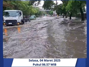 Banjir Rendam Sejumlah Jalan di Jakbar, Ketinggian Air 40 Cm