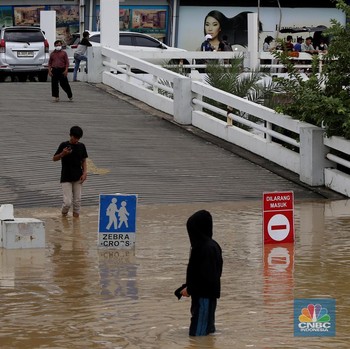 Viral! Penampakan Mengerikan Banjir Bah Masuk ke Mal di Bekasi