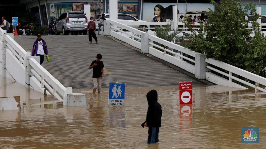 Banjir Kawasan Mall Hypermat Bekasi (CNBC Indonesia/Tias Budiarto)