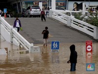 Viral! Penampakan Mengerikan Banjir Bah Masuk ke Mal di Bekasi