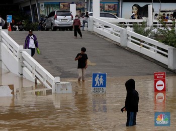 Viral! Penampakan Mengerikan Banjir Bah Masuk ke Mal di Bekasi