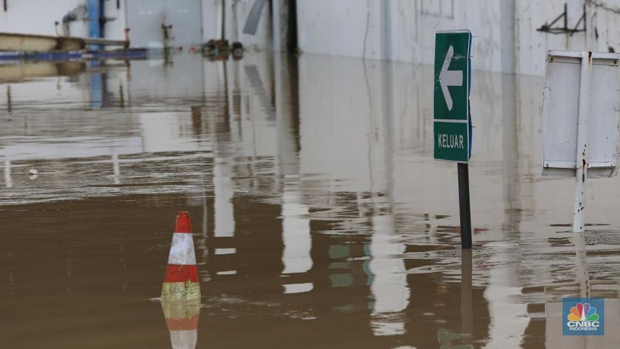 Banjir Kawasan Mall Hypermat Bekasi (CNBC Indonesia/Tias Budiarto)