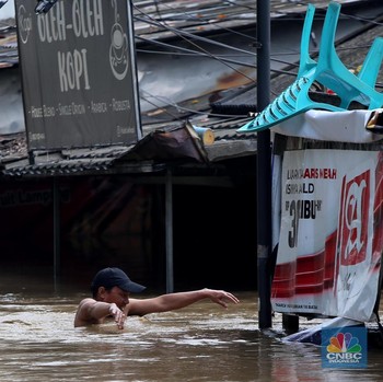 Bekasi Dikepung Banjir, Air Seleher-Warga Terjebak di Atap Rumah
