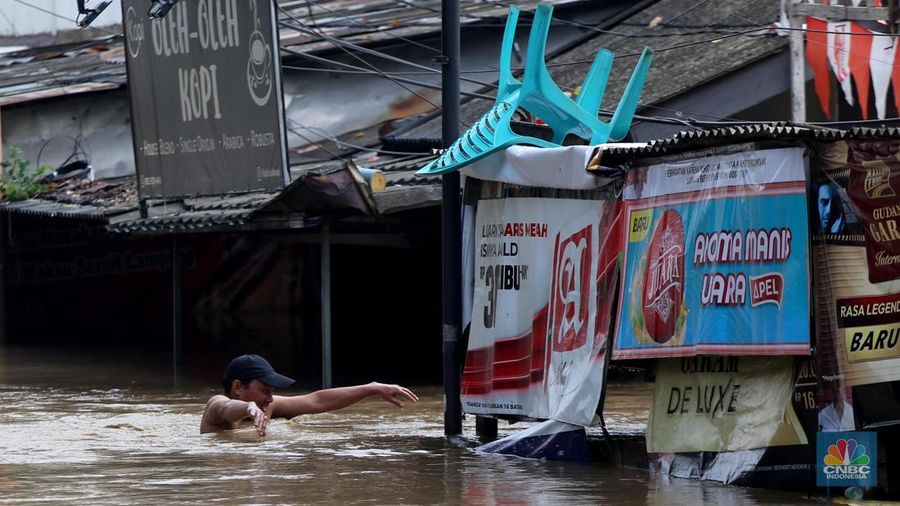 Banjir Kelurahan Sukmajaya, Kecamatan Marga Jaya, Bekasi Selatan, Jawa Barat, Selasa (4/3/2025). (CNBC Indonesia/Tias Budiarto)