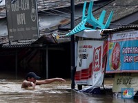 Bekasi Dikepung Banjir, Air Seleher-Warga Terjebak di Atap Rumah