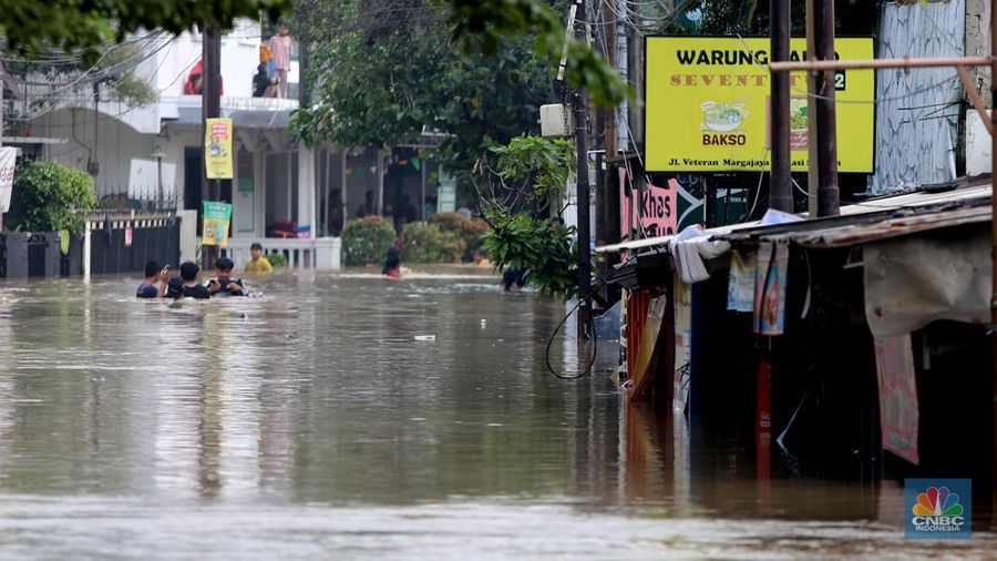 Banjir Kelurahan Sukmajaya, Kecamatan Marga Jaya, Bekasi Selatan, Jawa Barat, Selasa (4/3/2025). (CNBC Indonesia/Tias Budiarto)