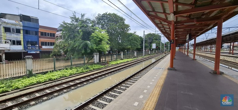 Jalan Insinyur H. Juanda, akses utama menuju Stasiun Bekasi, terendam banjir pada Selasa (4/3/2025). (CNBC Indonesia/Tias Budiarto)