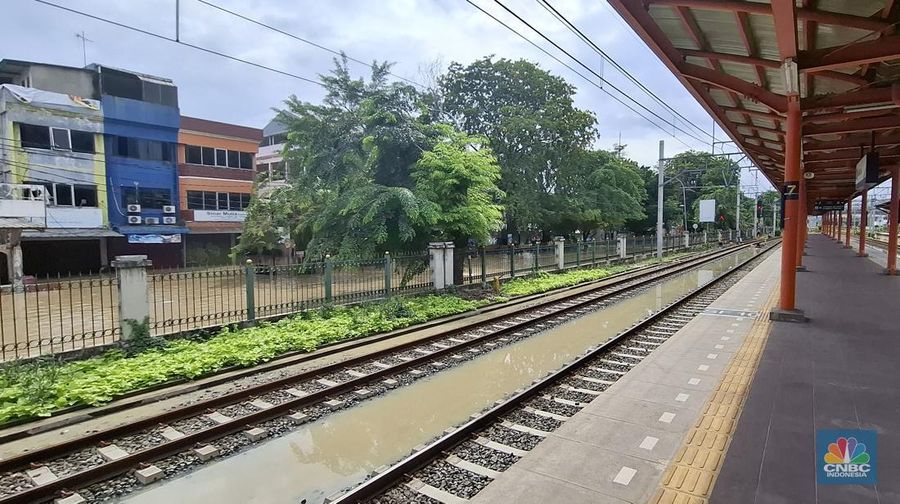 Jalan Insinyur H. Juanda, akses utama menuju Stasiun Bekasi, terendam banjir pada Selasa (4/3/2025). (CNBC Indonesia/Tias Budiarto)