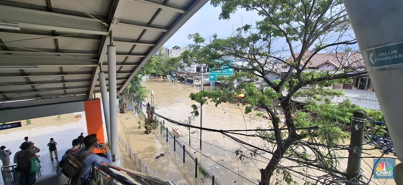Jalan Insinyur H. Juanda, akses utama menuju Stasiun Bekasi, terendam banjir pada Selasa (4/3/2025). (CNBC Indonesia/Tias Budiarto)