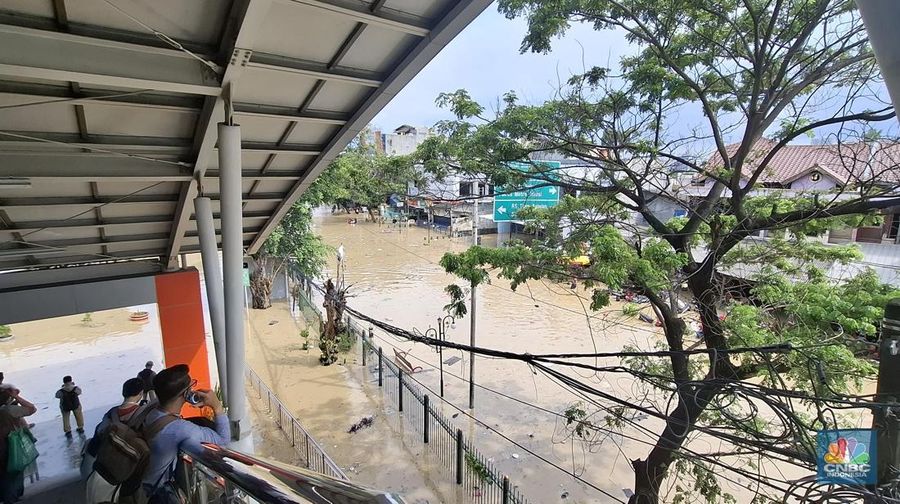 Jalan Insinyur H. Juanda, akses utama menuju Stasiun Bekasi, terendam banjir pada Selasa (4/3/2025). (CNBC Indonesia/Tias Budiarto)